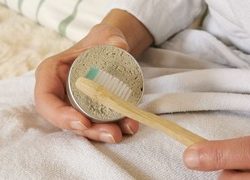 Comment et pourquoi utiliser un dentifrice solide zéro déchet ?