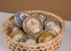 Comment composter l’emballage biodégradable transparent de nos shampoings solides ?