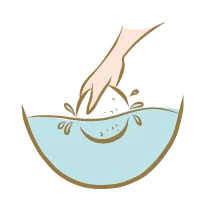 Trempez l’éponge konjac dans de l'eau tiède durant quelques minutes pour qu'elle gonfle